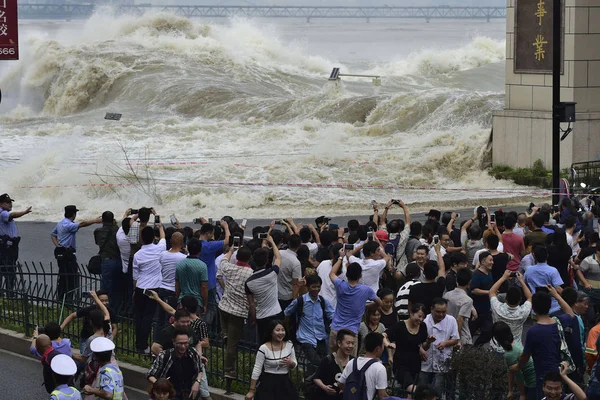 Люди Смотрят Приливные Волны Реки Цяньтан Городе Ханчжоу Провинция Чжэцзян — стоковое фото