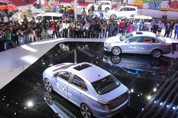 Besucher Betrachten Elektrofahrzeuge Stand Von Chery Während Der Shanghai International — Stockfoto