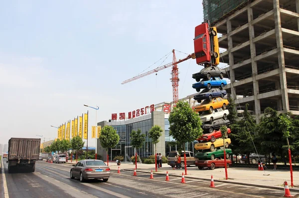 Pojazdy Przejechać Barwną Wieżę Samochodową Mieście Zhengzhou Centralnej Chińskiej Prowincji — Zdjęcie stockowe