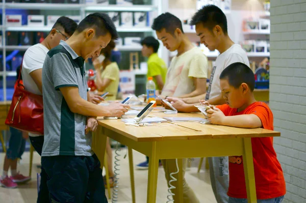 าชาวจ นลองใช สมาร ทโฟน Iphone ของ Apple านค าในเม Yichang — ภาพถ่ายสต็อก