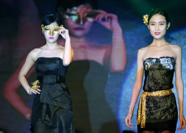 モデルは 中国のジュエリー ブランド Mokingran 2015 日中国北西部の陝西省西安市でのディーラー会議で金の装飾品を表示します — ストック写真