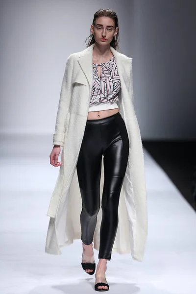 Model Wyświetla Nowe Stworzenie Pokaz Mody Podczas Shanghai Moda Tydzień — Zdjęcie stockowe