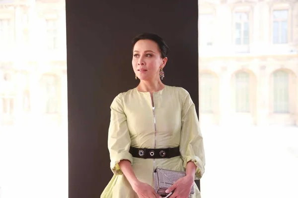 クリスチャン ディオールのファッションショーで香港女優カリーナ ポーズ表示 2015 冬パリ ファッションウィーク中のパリ フランス 2015 — ストック写真