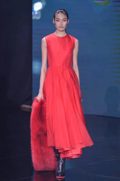 Modell Visar Skapelse Kinesiska Modedesigner Fläkt Ran Ranfan Modevisning Kina — Stockfoto