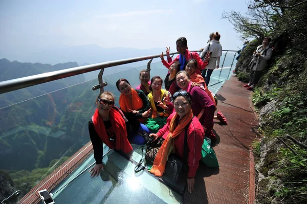 Turystów Pozują Zdjęć Szklanej Skywalk Klifie Tianmen Mountain Lub Tianmenshan — Zdjęcie stockowe