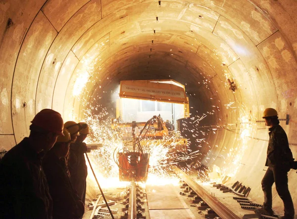 Kinesiska Arbetare Titta Maskin Svets Skenor Tunnelbana Tunnel Tianjin Metro — Stockfoto