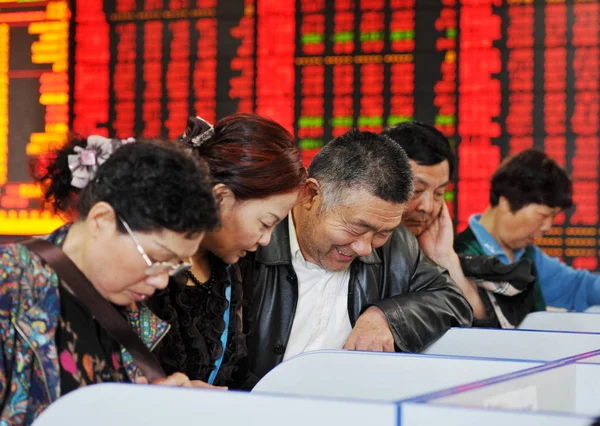 Chińscy Inwestorzy Reagują Jak Wyglądają Ceny Akcji Czerwony Dla Cena — Zdjęcie stockowe