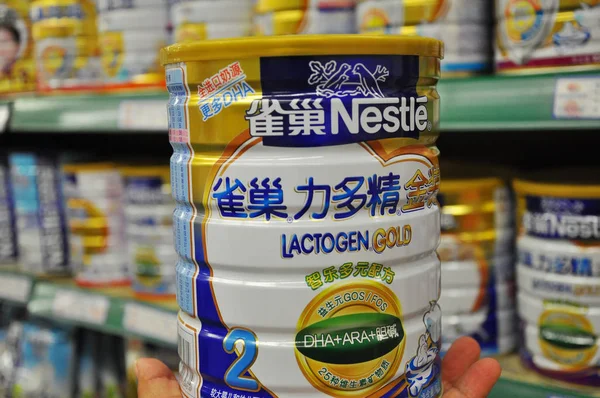 Cliente Compra Una Lata Fórmula Infantil Nestlé Supermercado Ciudad Rizhao — Foto de Stock