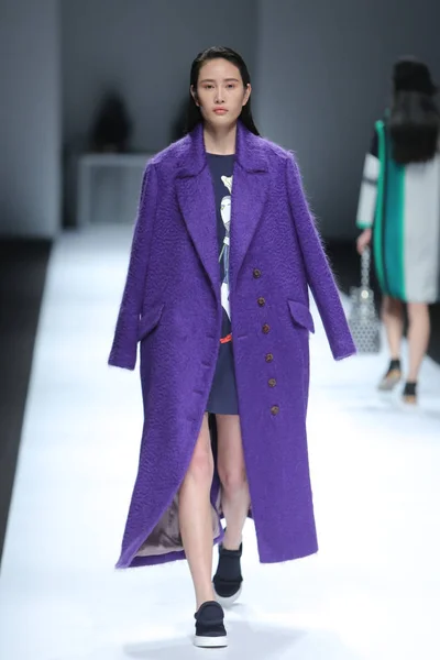 Modell Visar Skapelse Zukka Pro Graph Modevisning Shanghai Mode Vecka — Stockfoto