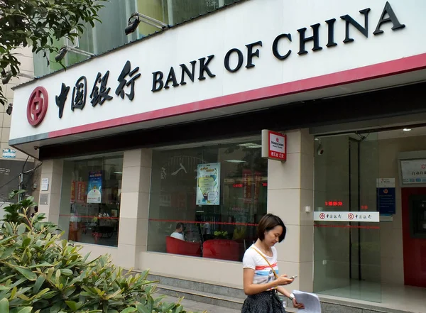 Pedestre Passa Por Uma Filial Banco China Boc Cidade Yichang — Fotografia de Stock