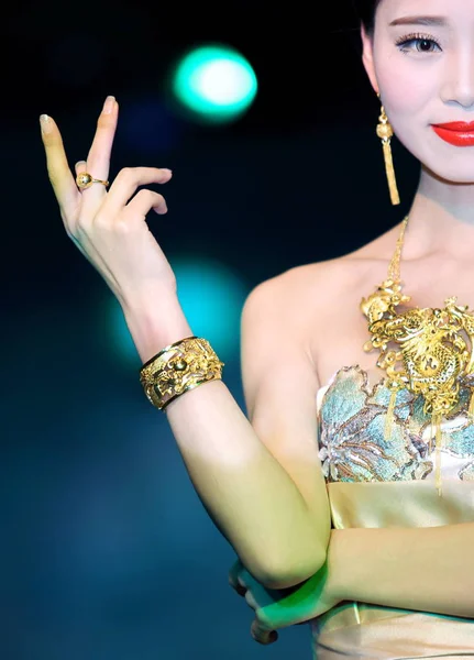 Modelo Exibe Ornamentos Ouro Uma Conferência Revendedor Marca Chinesa Jóias — Fotografia de Stock