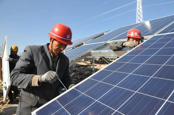 Trabalhadores Chineses Instalam Painéis Solares Uma Usina Fotovoltaica Cidade Zaozhuang — Fotografia de Stock