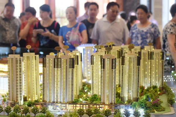 2015年8月2日 在中国中部河南省洛阳市举行的房地产博览会上 中国购房者正在查看住宅公寓楼的模型 — 图库照片