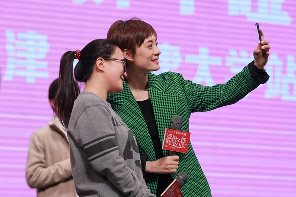 Actriz China Sun Derecha Toma Una Selfie Con Estudiante Durante — Foto de Stock