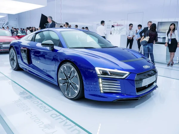 Les Visiteurs Regardent Concept Conduite Pilote Audi Tron Exposé Lors — Photo
