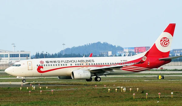 Boeing 737 800 Sugárhajtású Utasszállító Fuzhou Légitársaságok Taxik Felszállás Fuzhou — Stock Fotó