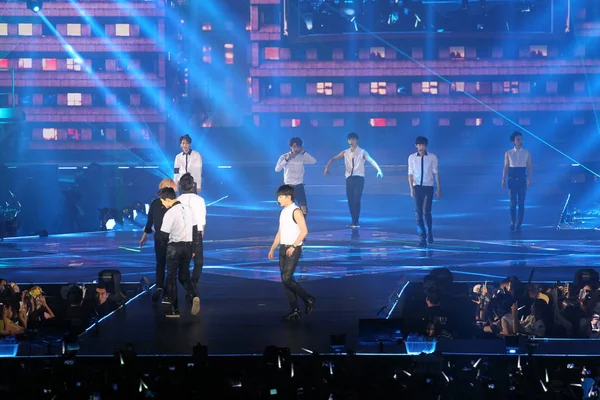 Exo सदस अगस 2015 Exo Luxion रदर करत — स्टॉक फ़ोटो, इमेज