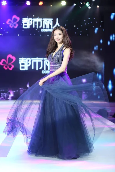 2015年11月7日 在中国北京举行的中国内衣品牌 科斯莫夫人 庆祝晚会上 台湾模特兼女演员林志玲展示了新的作品 — 图库照片