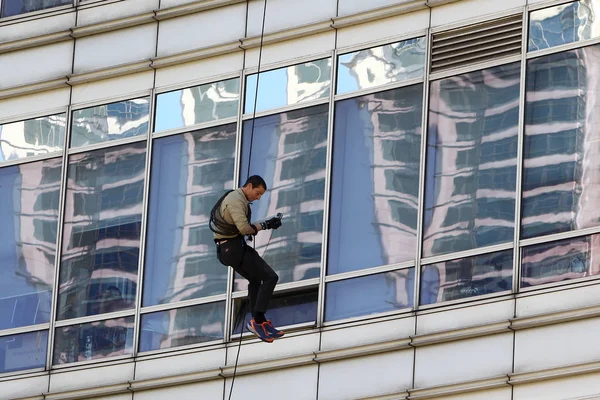 Aventureiro Apresentador Televisão Britânico Bear Grylls Afasta Prédio Alto Durante — Fotografia de Stock