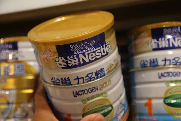 Customer Shops Tin Nestle Infant Formula Supermarket Xuchang City Central — Stock Photo, Image