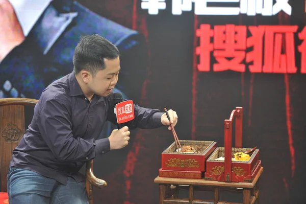 Actor Estadounidense Matthew Moy Recoge Aperitivos Con Palillos Durante Transmisión — Foto de Stock