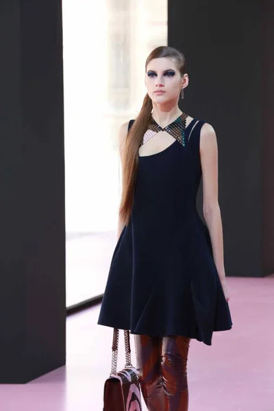 Ein Model Zeigt Eine Neue Kreation Auf Der Christian Dior — Stockfoto