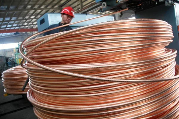 Een Chinese Werknemer Omgaat Met Productie Van Opgerolde Koperen Buizen — Stockfoto