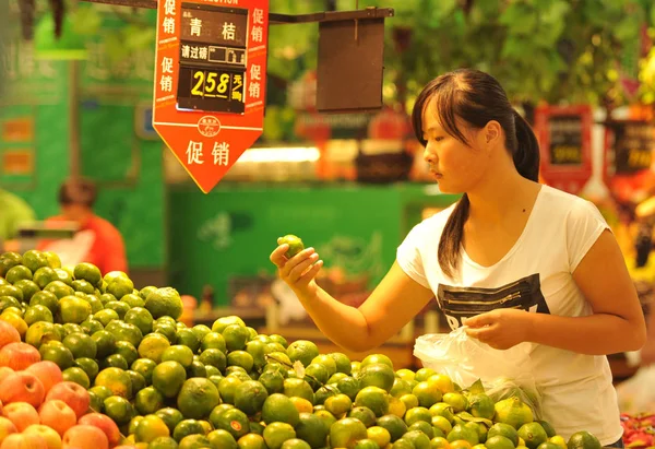 Kund Köper Apelsiner Stormarknad Fuyang City Östra Kinas Anhui Provinsen — Stockfoto