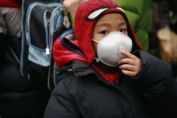 Jeune Élève Chinois Portant Masque Facial Attend Que Son Parent — Photo