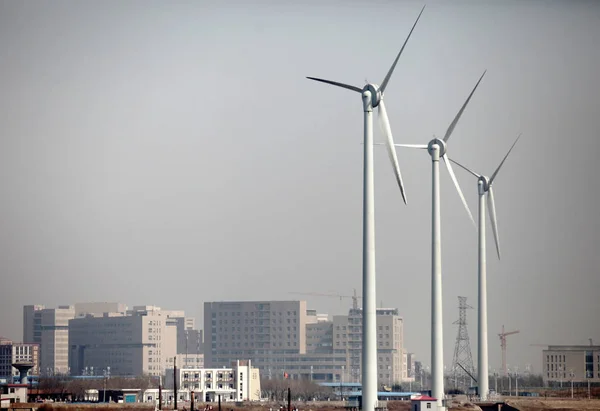 2012年4月7日中国 天津市濱海新区天津市で風力発電機が始動 — ストック写真