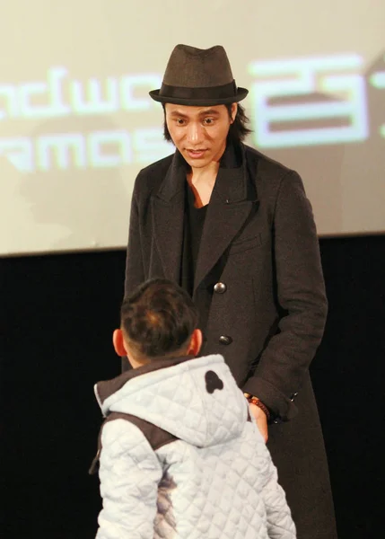 Chinese Acteur Chen Kun Spreekt Tot Een Jonge Jongen Een — Stockfoto