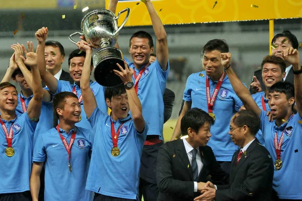 Los Jugadores Corea Del Sur Sostienen Trofeo Podio Ceremonia Entrega — Foto de Stock