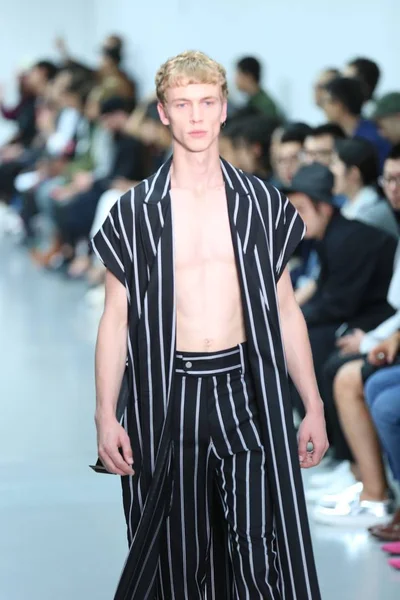 Model Wyświetla Nowe Stworzenie Sean Suen Pokaz Mody Podczas Mężczyzn — Zdjęcie stockowe