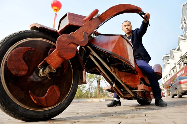 Der Chinesische Bauer Jietao Posiert Auf Seinem Hausgemachten Hölzernen Motorrad — Stockfoto