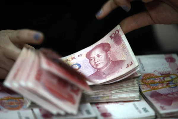 Impiegato Cinese Conta Banconote Rmb Renminbi Yuan Una Banca Nella — Foto Stock