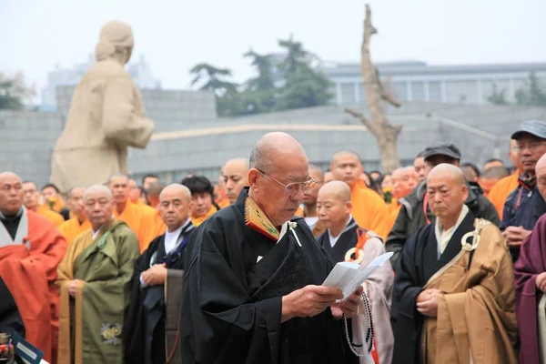 Monje Japonés Yoshio Hasegawa Frente Canta Escrituras Durante Memorial Para —  Fotos de Stock