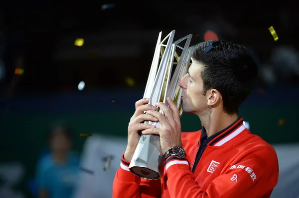 Novak Djokovic Serbiens Pussar Sin Trofé Vid Prisutdelningen Efter Att — Stockfoto