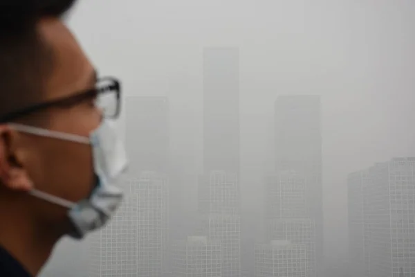 Мужчина Маске Смотрит Небоскребы Высотные Здания Центральном Деловом Районе Пекина — стоковое фото