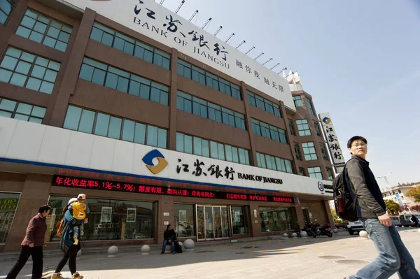 Voetgangers Lopen Langs Een Tak Van Bank Jiangsu Nantong Stad — Stockfoto