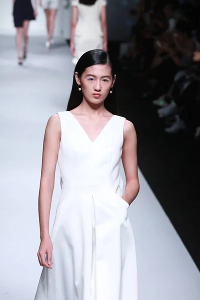 モデルは あなたがたの 2015 上海に上海ロンドンファッションウィークの春 2016 年の間に中国のファッション ブランドのファッションショーで新しい創造を表示します — ストック写真
