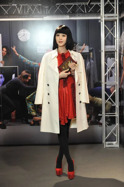 Китайская Актриса Фань Бинбин Позирует Перед Открытием Выставки Louis Vuitton — стоковое фото