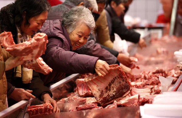 Клієнтами Магазин Свинини Супермаркеті Huaibei Місті Провінції Аньхой Сході Китаю — стокове фото