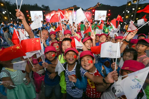 2015年7月31日 北京の万里の長城付近で2022年冬季オリンピックの開催を祝う中国の子どもたちは 中国と冬季オリンピックの旗を振る — ストック写真