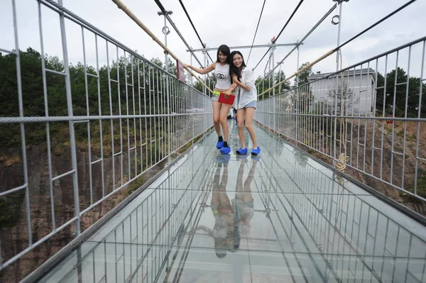 Odwiedzający Chodzić 180 Metrowe 300 Metrowy Most Wiszący Szklanym Dnem — Zdjęcie stockowe