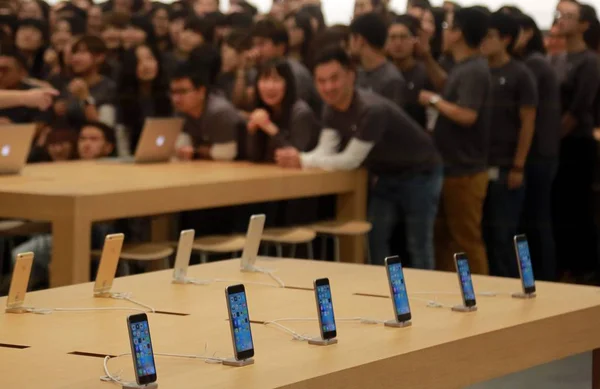 Apple Iphone Smartphones Displayed Newly Open Apple Store Dalian City — Stock Photo, Image