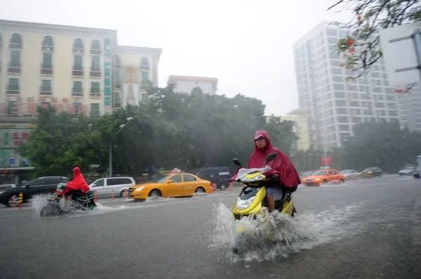 Ένας Ποδηλάτης Καβαλάει Ένα Πλημμυρισμένο Δρόμο Μια Βαριά Βροχή Που — Φωτογραφία Αρχείου
