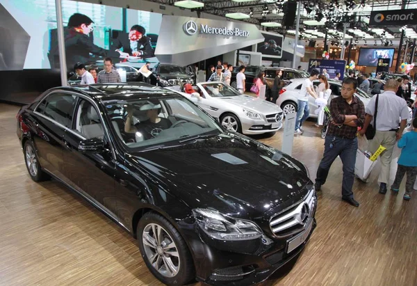 Visitantes Passam Por Uma Mercedes Benz Class Durante Uma Exposição — Fotografia de Stock