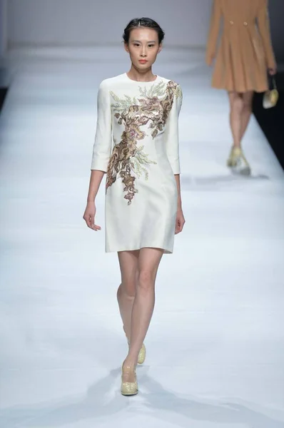 モデルは 中国ファッション週秋 2015 中国の北京で 2015 日の間に中国ファッションデザイナー太陽 Juxiang Fadvsun Juxiang のファッションショーで新しい創造を表示します — ストック写真