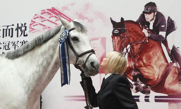 British Etiquette Expert Diana Mather Kisses Horse Equestrian Exhibition Citic — Stock Photo, Image