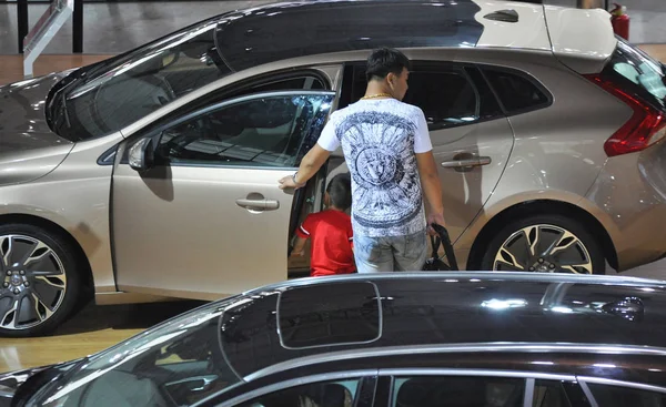 Padre Chino Hijo Prueban Automóvil Volvo Exhibición Una Exposición Automóviles — Foto de Stock